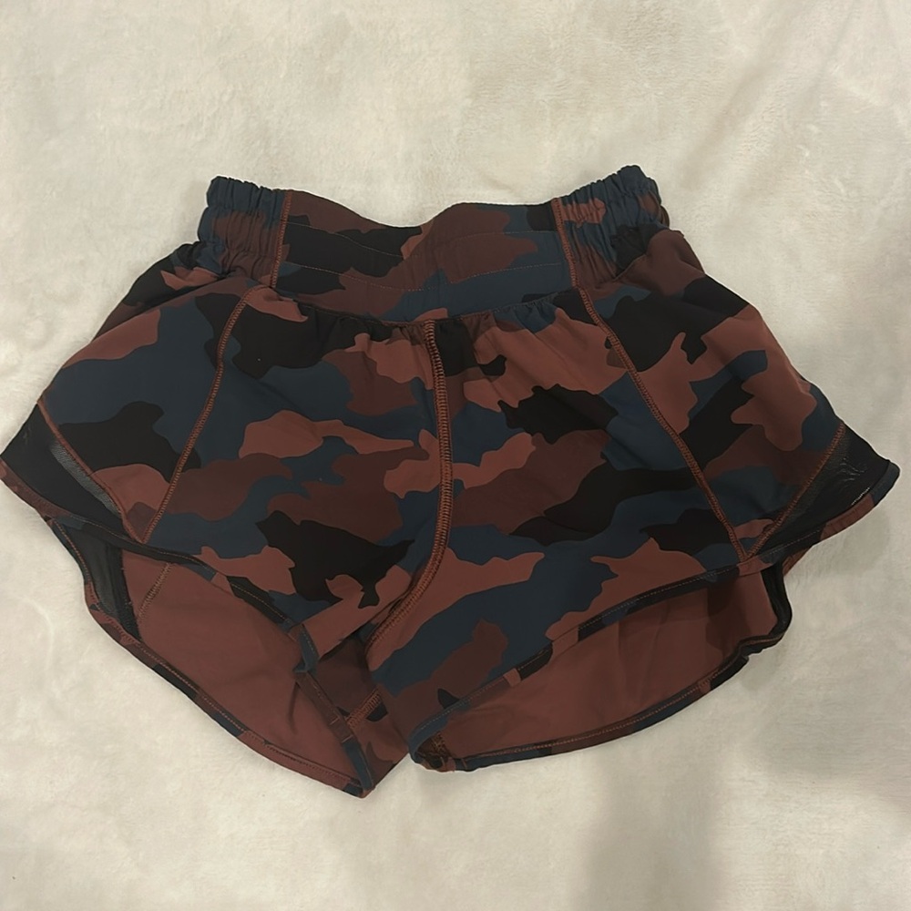 Lululemon Hotty Hot Low Rise 2.5” Shorts - Camo